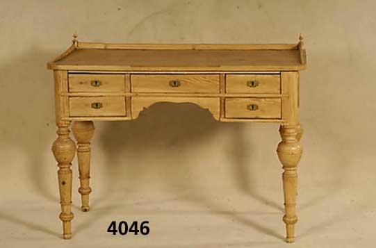 Schreibtisch, deutsch, um 1880/90, GrÜnder- zeitstil, Weichholz, Leistenverzierung, Balus- terbeine gedrechselt, Umlaufleiste erneuert, BeschlÄge ...