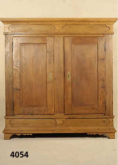 Schrank, mitteldeutsch, um 1820/30, auf Rahmen gearbeitet, Front und Seiten Eiche mas- siv, Fuß und Kopf 3-fach getreppt, Zwischen- teil mit ...