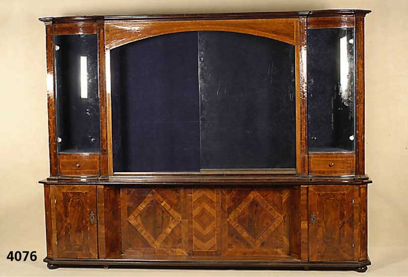 Vitrinenschrank, sÜddeutsch, Teile aus der 2. HÄlfte des 18. Jhds., Korpus Weichholz, dickes SÄgefurnier in Wurzelnuß, Palisander und ...