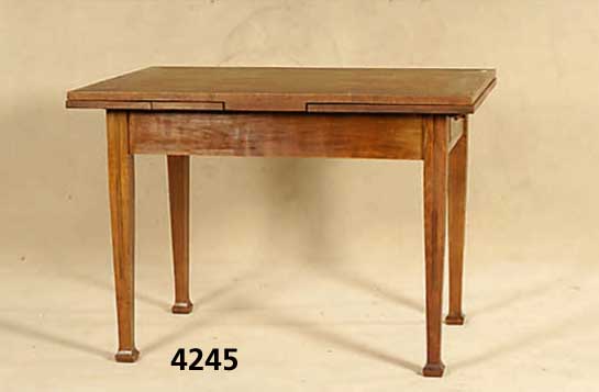Ausziehtisch, deutsch, um 1900, Buche und Eiche massiv, Ausziehmechanismus, sparsamer Rillendekor, auf Rahmen gearbeitet, sehr stabil, ...