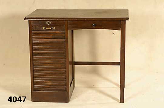 SchÜlerschreibtisch, deutsch, um 1910, Eiche und Buche massiv, einfache FÄchereinteilung, auf Rahmen gearbeitet, reiner Jugendstil, asymetrische ...