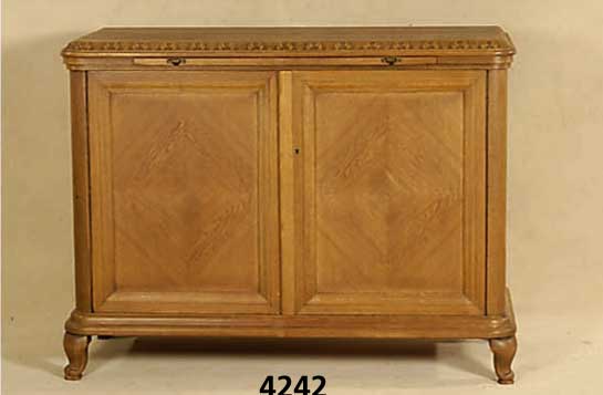 Kredenz, deutsch, um 1918/23, Korpus Weich- holz, Eiche und Buche massiv, auf Rahmen ge- arbeitet, sparsame BlÜtenschnitzerei an der Zarge, ...