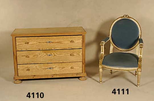 Stuhlsessel, wohl Frankreich, um 1900/20, klassizistisch, Schnitzerei aus dem Vollholz, gebÄndert, BÄrlaubverzierung, kanneliert, cremefarben ...