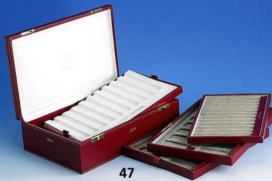 Konvolut Schautabletts CARTIER: 1 x fÜr 12 Stifte, ca. 26 x 17.5 cm; 2 x fÜr je 14 Feuerzeuge, ca. 29.5 x 22 cm; 1 x Koffer mit 2 Einlagen fÜr ...
