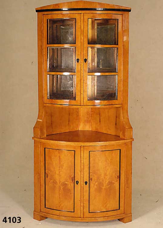Eckvitrine, Biedermeierstil, Kirschbaum massiv, nach Vorbild von 1820/30, unter Ver- wendung alter Teile, Oberteil verglast, z.T. schwarz gelackt, ...