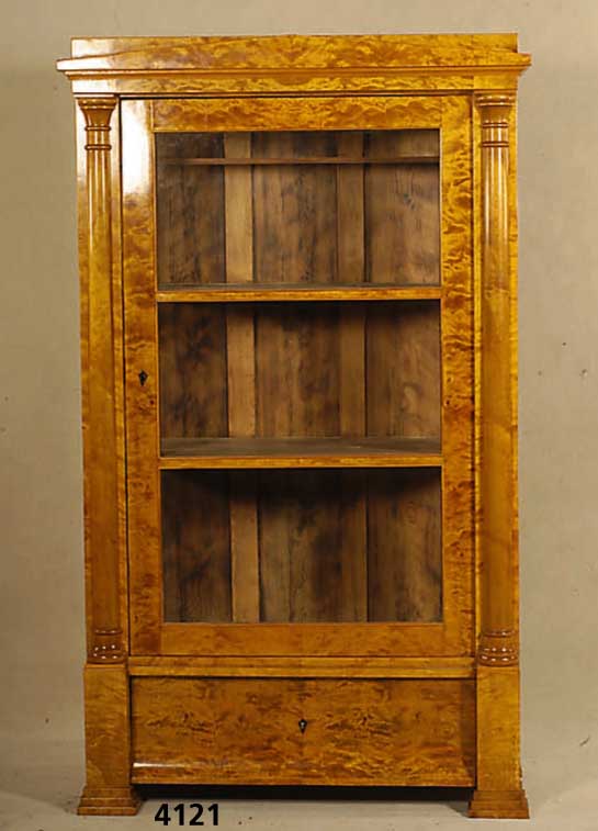 Biedermeierstilvitrine, Belgien, nach dem Vor- bild von 1810, unter Verwendung alter Teile, Korpus Weichholz, aufgesuchtes Birkefurnier, ...