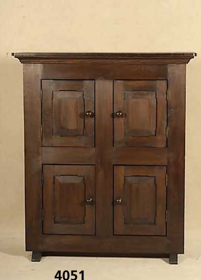 Brotschrank, im hollÄndischen Stil des 18. Jhds., Eiche massiv, tropisches kastanien- Ähnliches Holz, z.T. auf Rahmen gearbeitet, Inlets mit ...