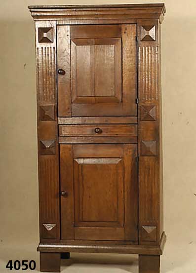 Brotschrank, im hollÄndischen Stil des 18. Jhds., Eiche massiv, tropisches kastanien- Ähnliches Holz, z.T. auf Rahmen gearbeitet, Inlets mit ...