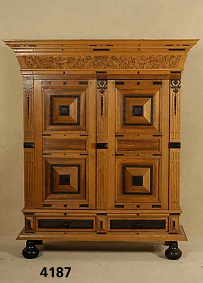 Kissenschrank, Niederlande, z.T. auf Rahmen gearbeitet, Korpus Weichholz, Eiche massiv, hervorragende Verarbeitung, Front 6-feldrig, Lisenen ...