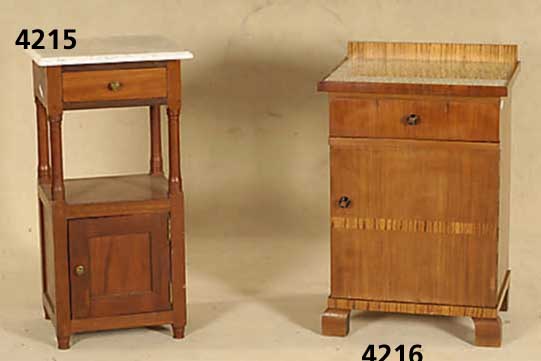 2 NachtschrÄnkchen, deutsch, um 1925/28, Korpus Weichholz, Mahagonifurnier mit Palisan- derfurnierstreifen, Platte verglast, gute Verarbeitung, ...