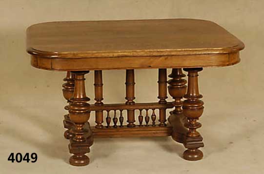 Couchtisch, Frankreich, um 1880/90, Unter- gestell Eiche massiv, reiche Drechselarbeit, Platte z.T. Eichefurnier, z.T. massiv, Beine wurden in ...