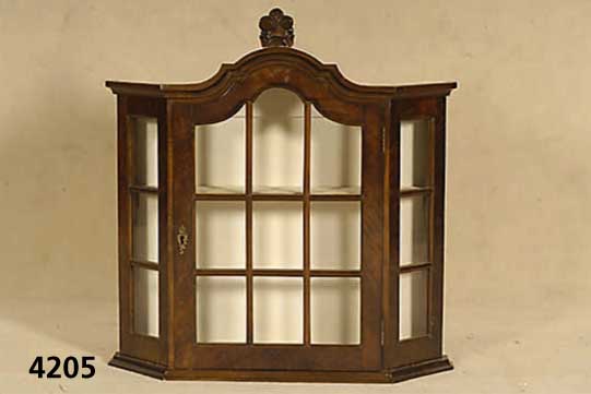 HÄngevitrine, Barockstil, Buche und Nußbaum massiv, Fenster versprosst, 2-bÖdige Innenein- teilung, aufgesetzte BekrÖnung, als Sammler- schrank ...