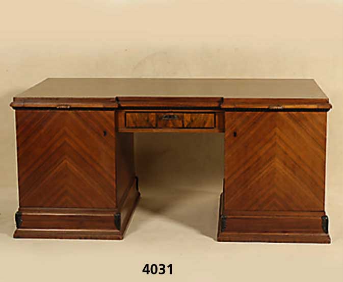 ReprÄsentativer ArtDeco-Schreibtisch, deutsch, um 1925/30, Korpus Weichholz, Eiche und Buche, Palisander- und kaukasisch Nußbaumfur- nier, ...