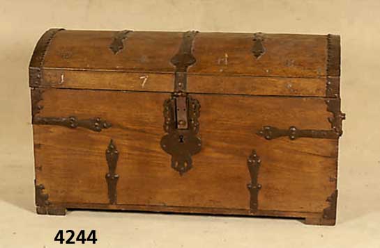Buckeltruhe, deutsch, 1. HÄlfte 19. Jhd., Eiche massiv, Boden Weichholz, BÄnderung aus der Zeit, SchlÜsselschild um 1730/40, in diesem ...