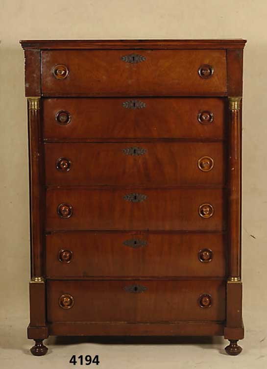 Herrenkommode, mitteldeutsch, um 1840/50, Sachsen, Korpus Weichholz und Eiche massiv, Pyramidenmahagonifurnier gespiegelt, ausge- suchtes Holz, ...