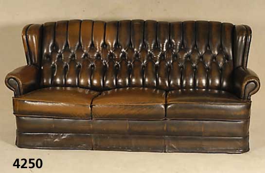 3-Sitzersofa, deutsch, um 1950/60, Kunst- lederbezug, Barockstil, RÜcken geheftet und genoppt, Ohrenbackenverzierung, in sich leicht geschweift, ...