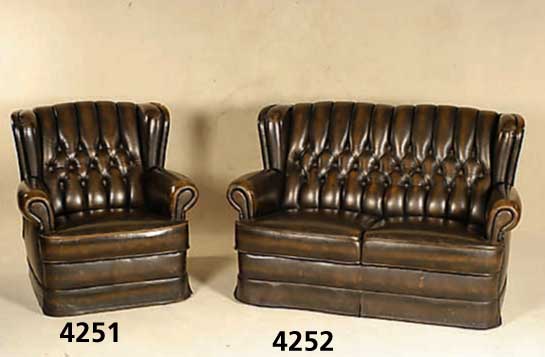 2-Sitzer Sofa, deutsch, um 1950/60, Kunst- lederbezug, Barockstil, RÜcken geheftet und genoppt, Ohrenbackenverzierung, in sich leicht geschweift, ...