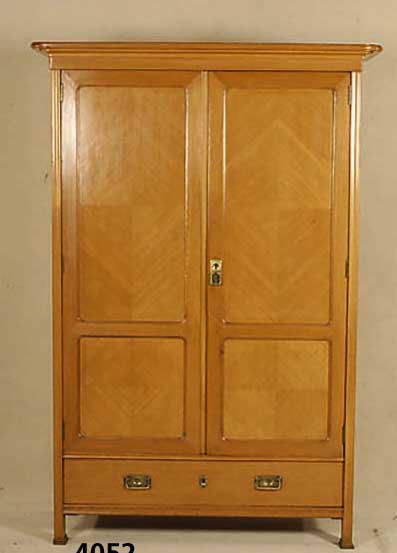 Kleiderschrank, deutsch, um 1900/02, auf Rahmen gearbeitet, RÜster massiv, RÜsterfur- nier gespiegelt, original Schloß und BeschlÄge , Rahmen ...