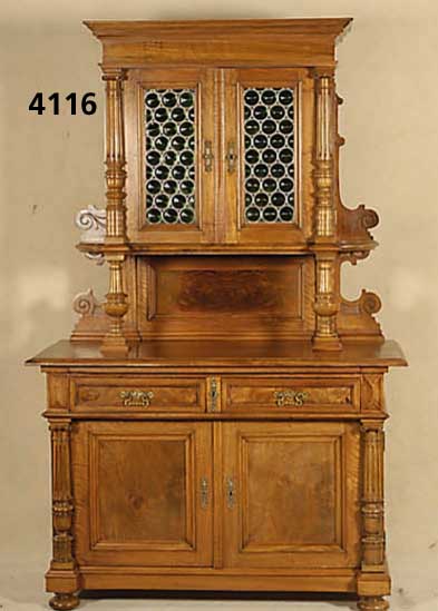 Aufsatzschrank, deutsch, um 1890/1900, Kor- pus Weichholz/Hartholz, z.T. auf Rahmen gear- beitet, reiche Drechselarbeit, Lisenen 3/4- SÄulen ...