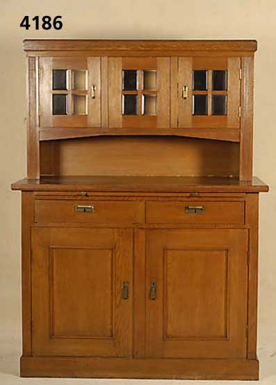 Aufsatzschrank, deutsch, um 1902/04, Korpus Weichholz und Eiche massiv, Eichefurnier, z.T. auf Rahmen gearbeitet, Zierleisten, original BeschlÄge ...