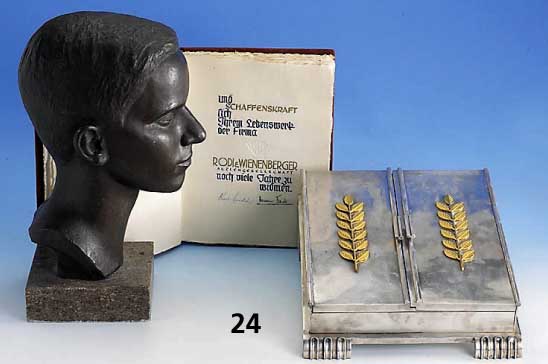 Schwere Silberlade, um 1935, zum JubilÄum der Firma bzw. des Inhabers, total Gew. ohne Urkundenbuch aber mit Ahorneinlage ca. 6190 g, Auftrag und ...