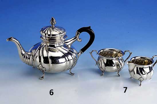 Zuckerschale und Sahnegießer, Kopenhagen 1942, 830er Silber, Wardeinmarke Siigsgard, nach franz. Vorbild, goudroniert, mit Akan- ...