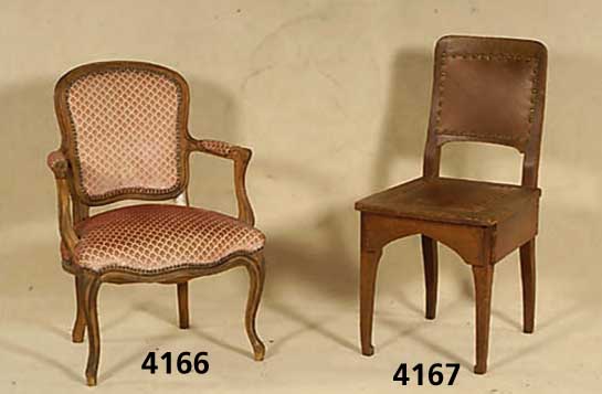 2 BarockstilstÜhle, Italien, um 1920, Gestell Buche massiv, doppelt gerillt, allsei- tig geschweift, elegante LinienfÜhrung, Bezug blumig ...