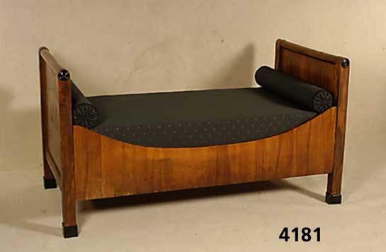 Biedermeierbett, sÜddeutsch, um 1820/25, Korpus Weichholz, Wurzelnußfurnier z.T. 4-fach gespiegelt, abgesetzte FÜße, diese geschwÄrzt , Kopf- ...