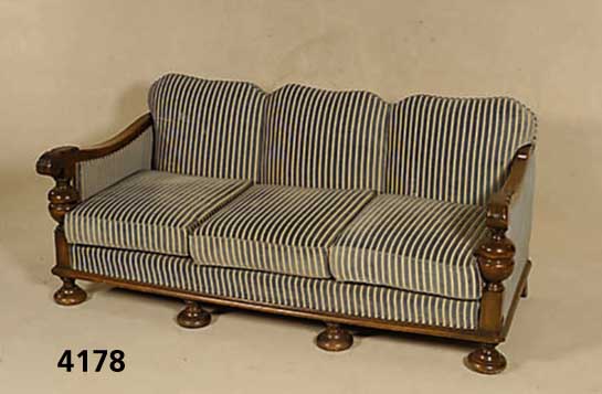 Sofa, deutsch, 20er/30er Jahre, Gestell Buche massiv, auf Nußbaum gebeizt, reiche Drechselarbeit, Akanthusblattverzierung, Ge- stell mit reicher ...