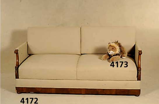 Couch, deutsch, Seiten und Unterbau um 1850/ 60, Korpus Weichholz, Wangen Nußbaum massiv, Zarge Weichholz, Wurzelnußfurnier gespiegelt, Veluten- ...