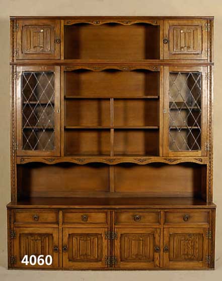 Vielzweck- bzw. BÜcherschrank, England, 50er Jahre, auf Rahmen gearbeitet, Korpus Weich- holz, Eiche massiv, 4 Schubladen, mittig Fach fÜr ...