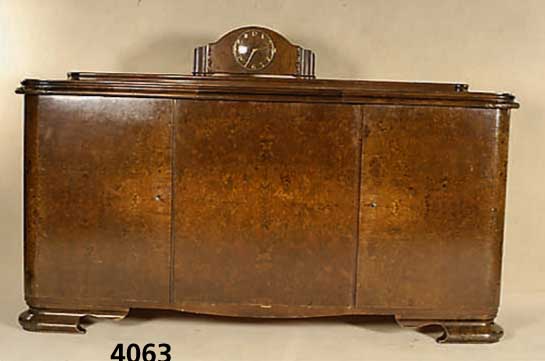 Anrichte mit Kienzle-Uhr, deutsch, um 1928/32, Korpus Weichholz/Hartholz, Wurzelnußfurnier , 4-fach gespiegelt, Ausziehplatte mit Marmor- einsatz, ...