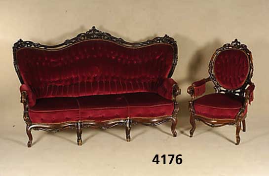 Salongruppe, sÜddeutsch, um 1835/40, Gestell Nußbaum massiv, bestehend aus Sofa und 2 Arm- lehnstÜhle, Sofa in sich 3-fach geschwungen, Gestell ...