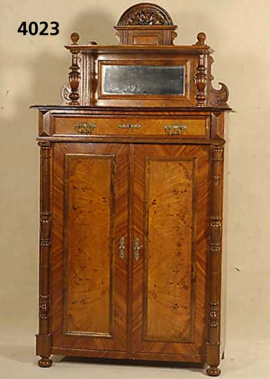 Vertiko, deutsch, um 1890/1900, Korpus Weichholz, Wurzelnußfurnier, gespiegelt, in harmonischer Abstimmung, 3/4-SÄulen gedrech- selt, mit ...