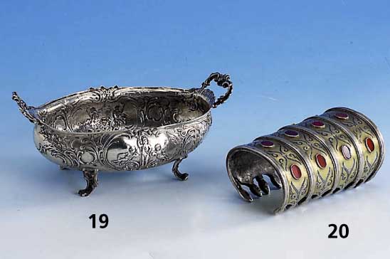 Sprengarmreif, Teke-Turkoman um 1900, Silber teilvergoldet, ziseliert, 4 Lanzetten besetzt mit jew. 3 Karneolen (1 besch.), massive Ausf., ca. ...