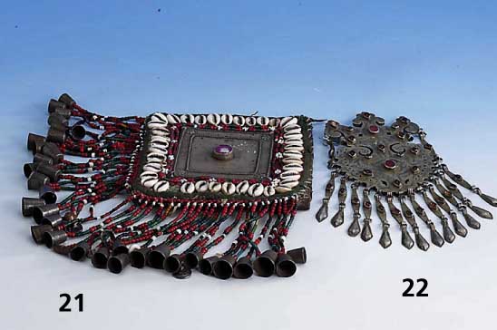 Brustschmuck, um 1900, Teke-Turkoman oder Afghanistan, Glasperlenbesatz, Muschel- dekor (1 fehlt), GlÖckchenabhÄngung (nicht vollstÄndig), ...
