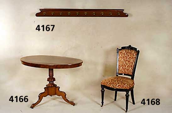 Wandgaderobe, deutsch, um 1900, Nußbaum massiv, AufhÄngehaken aus Messing, reich verziert, praktisch, ca. 17x168 cm