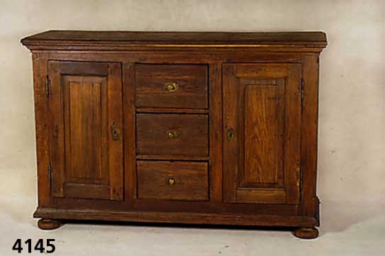 Anrichte, deutsch/Pfalz, um 1780/1810, Eiche massiv, Front z.T. auf Rahmen gearbeitet, Inlets getreppt, z.T. original BeschlÄge, SchlÜssel ...