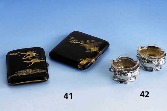 SalzschÄlchenpaar, Frankreich um 1900, 950er Silber, Veilchendekor, Orig.-Glas- einsÄtze (1 x leicht best.), Meistermarke Coignet