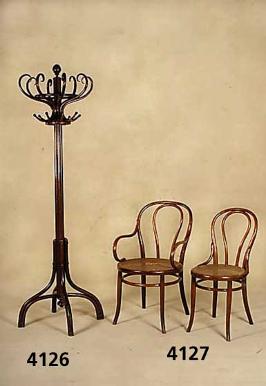 2 sogenannte KaffeehausstÜhle, Wien, Thonet, Reste alter Signatur, Bugholz, original Be- spannung, 1 Teil beschÄdigt, dazu passend 1 ...