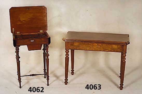 Spieltisch, deutsch, um 1860, Korpus Weich- holz, Nußbaum massiv, Nußbaumfurnier, Wurzel- nußfurnier auf Mahagoni gebeizt, ausgesuchtes Holz, ...