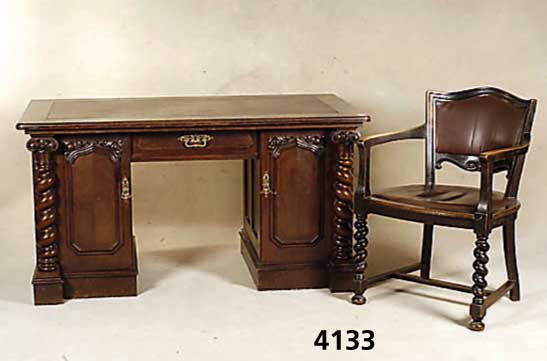 Schreibtisch, deutsch, um 1910, Barockstil mit Jugendstileinfluß, Korpus Weichholz, Eiche massiv, Rahmenverarbeitung, Front mit aufge- setzten ...