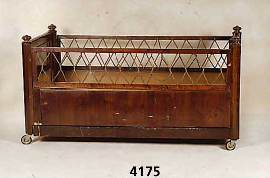 Stollenbett, deutsch, um 1870, Korpus Weich- holz, Buche massiv, Nußbaumfurnier, KanthÖlzer 6-fach facettiert, Rollen neu, FurnierschÄden , als ...