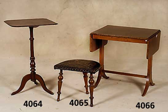 Klapptisch, wohl England, 50er/60er Jahre, Weichholz, Nußbaum, z.T. massiv, viktorianisch , im SpÄtbiedermeierstil, Seiten abklappbar, vielfach ...