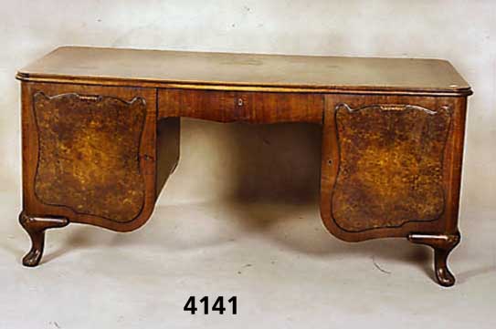Schreibtisch, deutsch, um 1935/38, Korpus Weichholz/Hartholz, Front z.T. Wurzelnußfur- nier gespiegelt, Beine massiv, z.T. aufgesetz- te ...