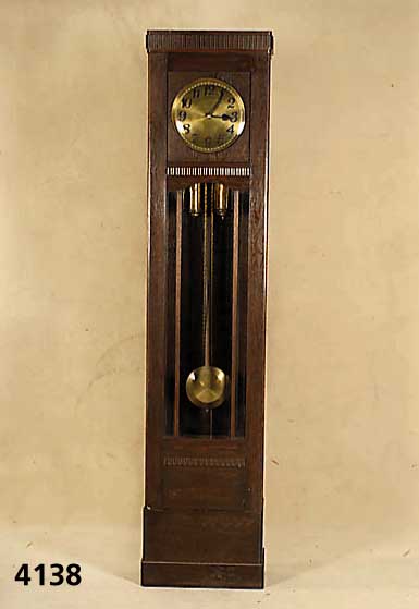 Standuhr, deutsch, um 1900/15, Korpus Weich- holz, Buche und Eiche massiv, bzw. Eichefur- nier, sparsame Schnitzerei, facettiertes Glas, ...
