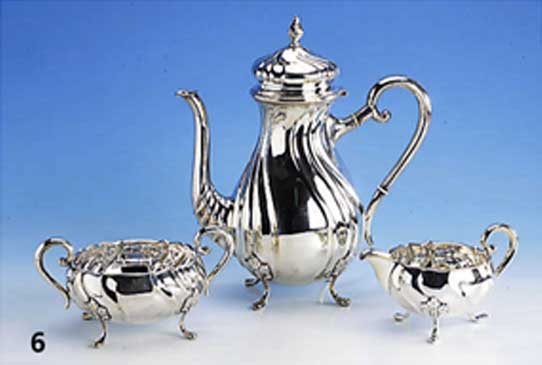 Kaffeekanne, Sahnegießer und Zuckerschale, Kopenhagen 1949/51, 830er Silber, im franz. Stil nach Vorbild von 1760/70, z.T. Treibarbeit, ...