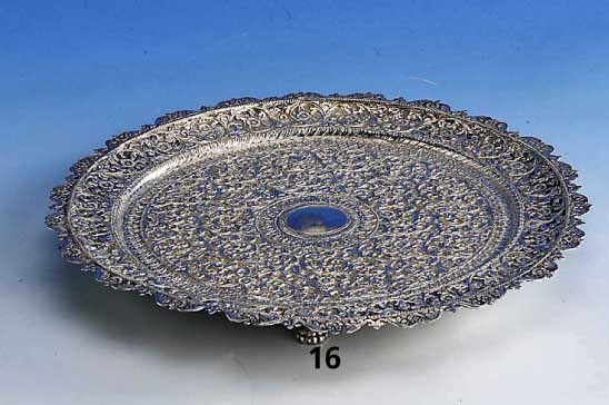 Anbietteller, Indien, Silber gepr., typ. Dekor, auf 4 FÜßen stehend, H ca. 2 cm, D ca. 27 cm, ca. 390 g
