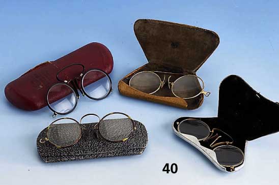 Konvolut 4 Klemmer, 1 x Metall vergoldet, Orig.-Aluminuimetui, um 1900; 1 x Horneinfassung, um 1910; 1 x Horn und Metall vergoldet, um 1910; 1 x ...