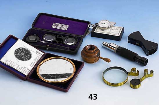 Konvolut 7 optische GerÄte, 1 x Ophtalmoskop, um 1925/30, mit 2 Lupen, 1 Glas besch., Orig.-Etui, sammelw.; 1 x Wolkenspiegel, Lambrecht, ...